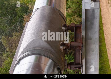 Goldstream, Alaska, USA - 26. Juli 2011: Alyeska Trans-Alaska Pipeline Aussichtspunkt. Nahaufnahme des Abschnitts „OPP-fähig“, um eine Sicherheitsüberprüfung zu ermöglichen Stockfoto