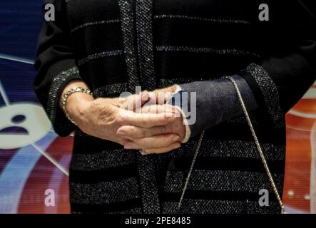 Papendrecht, Niederlande. 15. März 2023. Prinzessin Beatrix aus den Niederlanden (brach sich beim Skifahren in Lech das Handgelenk) im Auditorium Boskalis in Papendrecht am 15. März 2023, um an der Präsentation des sechsten Prinzen Friso Ingenieursprijs für den Ingenieur des Jahres teilzunehmen. Credit: Albert Nieboer/Netherlands OUT/Point de Vue OUT/dpa/Alamy Live News Stockfoto