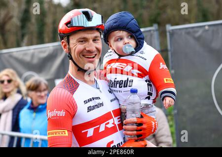 Belgischer Edward Theuns von Trek-Segafredo mit seinem Sohn Scott, das nach dem eintägigen Radrennen „Nokere Koerse“, 193,6 km von Deinze nach Nokere, Mittwoch, den 15. März 2023, abgebildet wurde. BELGA FOTO DAVID PINTENS Stockfoto