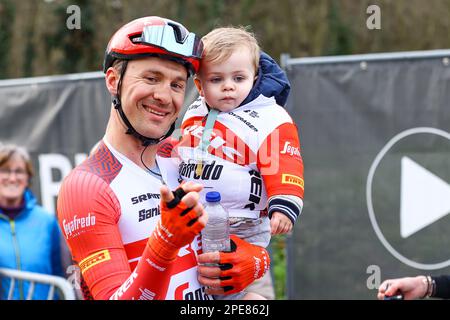Belgischer Edward Theuns von Trek-Segafredo mit seinem Sohn Scott, das nach dem eintägigen Radrennen „Nokere Koerse“, 193,6 km von Deinze nach Nokere, Mittwoch, den 15. März 2023, abgebildet wurde. BELGA FOTO DAVID PINTENS Stockfoto