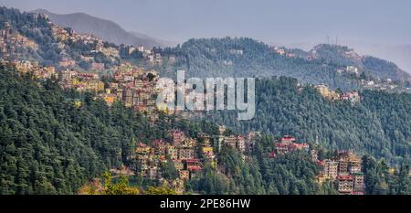 Städtische Bauten an Berghängen von mehr als 45 Grad wurden in vielen Gebieten in und um Shimla beobachtet. Stockfoto