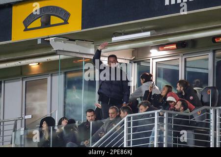 Hull, UK. 15. März 2023. Acun Ilicali, Eigentümer von Hull City Waves, an die Fans des Sky Bet Championship-Spiels Hull City vs Burnley im MKM Stadium, Hull, Großbritannien, 15. März 2023 (Foto: James Heaton/News Images) Credit: News Images LTD/Alamy Live News Stockfoto