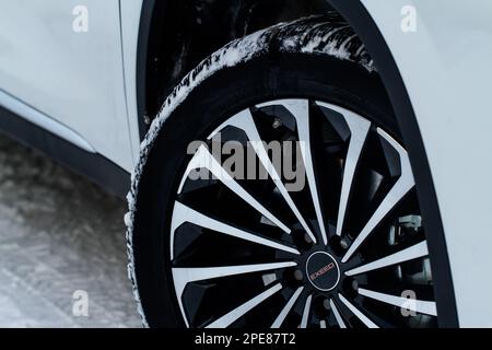 Moskau, Russland - 25. Dezember 2021 Chery Exeed TXL Auto auch als Vantas TX Leichtmetallrad mit mittiger Verschlusskappe bezeichnet. Stockfoto