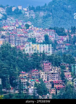 Wenn man vom Elysium Hotel aus auf die Gegend von Shimla blickt, die sich auf die Berghänge erstreckt Stockfoto
