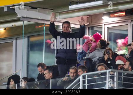 Hull, UK. 15. März 2023. Acun Ilicali, Eigentümer von Hull City, würdigt die Unterstützer des Sky Bet Championship-Spiels Hull City gegen Burnley im MKM Stadium, Hull, Vereinigtes Königreich, 15. März 2023 (Foto: James Heaton/News Images) Credit: News Images LTD/Alamy Live News Stockfoto