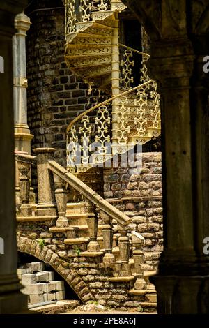 Wendeltreppe neben der Eingangspassage der ehemaligen Viceregal Lodge, heute bekannt als Indian Institute of Advanced Study in Shimla Stockfoto