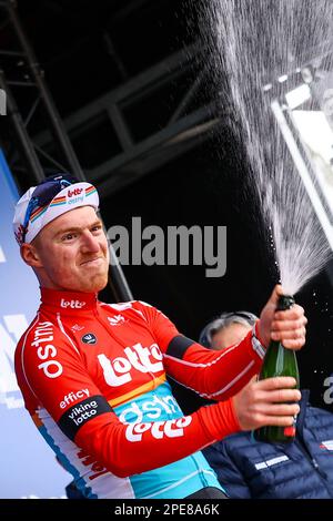 Belgisches Mailand Menten von Lotto-Dstny mit Champagner auf dem Podium nach dem eintägigen Radrennen „Nokere Koerse“, 193,6 km von Deinze nach Nokere, Mittwoch, 15. März 2023. BELGA FOTO DAVID PINTENS Stockfoto