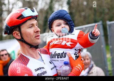 Belgischer Edward Theuns von Trek-Segafredo mit seinem Sohn Scott, das nach dem eintägigen Radrennen „Nokere Koerse“, 193,6 km von Deinze nach Nokere, Mittwoch, den 15. März 2023, abgebildet wurde. BELGA FOTO DAVID PINTENS Stockfoto