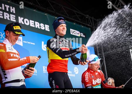 Belgischer Tim Merlier von Soudal Quick-Step feiert mit Champagner auf dem Podium, nachdem er das eintägige Radrennen „Nokere Koerse“ gewonnen hat, 193,6 km von Deinze nach Nokere, Mittwoch, 15. März 2023. BELGA FOTO DAVID PINTENS Stockfoto
