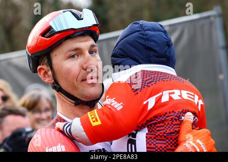 Belgischer Edward Theuns von Trek-Segafredo mit seinem Sohn Scott, das nach dem eintägigen Radrennen „Nokere Koerse“, 193,6 km von Deinze nach Nokere, Mittwoch, den 15. März 2023, abgebildet wurde. BELGA FOTO DAVID PINTENS Stockfoto