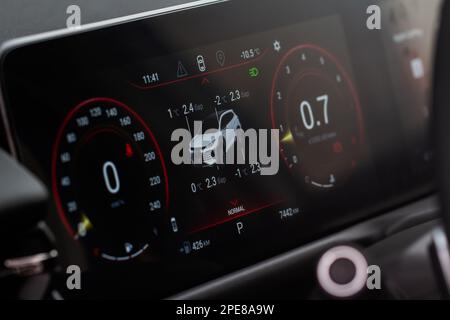 TPMS (Reifendrucküberwachungssystem) mit Temperaturüberwachung. Moderne digitale Armaturentafel im Auto. „Balken“ Für Übersetzung Stockfoto