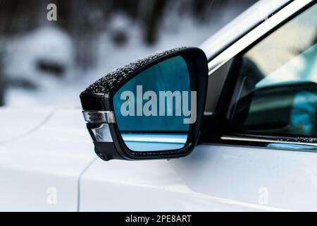 Rückspiegel mit Kollisionsvermeidungssystem. Warnsystem „Toter Winkel“. Stockfoto