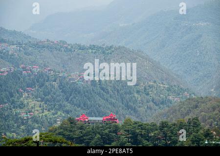 Die klassische Kolonialarchitektur des Heritage Elysium Resort & Spa hebt sich auf dem Station Hill hervor, umgeben von den üppigen grünen Tälern von Shimla Stockfoto