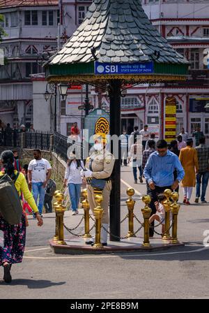 Polizeibeamtin der Shimla-Polizei – in traditioneller Kleidung – im Straßendienst in Shimla. Himachal Pradesh. Indien. Stockfoto