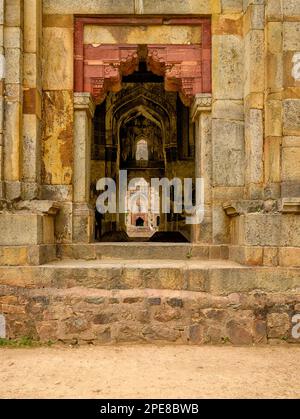 Bara Gumbad Moschee durch den Eingang zum Shish Gumbad Mausoleum Stockfoto