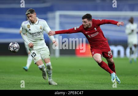 Real Madrids Federico Valverde (links) und Andrew Robertson von Liverpool kämpfen um den Ball während der UEFA Champions League-Runde im Santiago Bernabeu Stadion, Madrid. Bilddatum: Mittwoch, 15. März 2023. Stockfoto