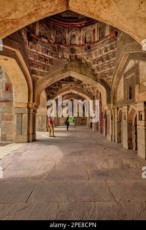 Das Innere der Bara Gumbad Masjid, die Bara Gumbad Moschee, zeigt die geschnitzten koranischen Inschriften in der Kuppel Stockfoto