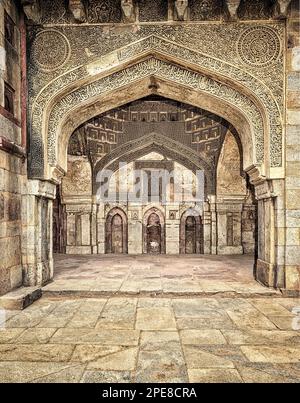 Mihrab in der zentralen Bucht der Quwwat-ul-Islam-Moschee Stockfoto