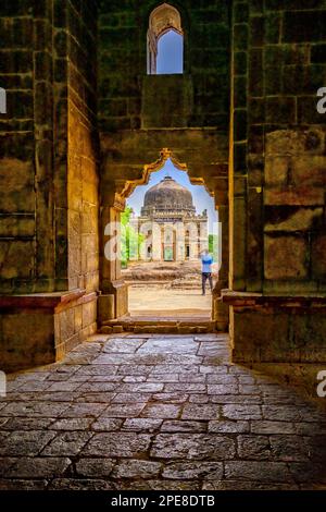 Blick auf das Shisha Gumbad Grab durch einen Bogen des mittelalterlichen Bara Gumbad Monuments in den Lodhi Gardens in Delhi Stockfoto