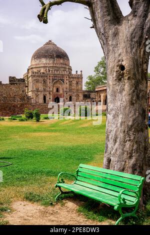 Bara Gumbad und das nahe gelegene Jama masjid, Freitagsmoschee, in Lodhi Gardens, Delhi, Indien Stockfoto