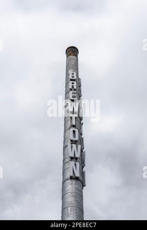 Brewtown in Upper Hutt, Neuseeland, eine Besucherattraktion mit zahlreichen Craft-Bier-Brauereien und einer Destillerie. Brewtown-Name auf dem Schornstein Stockfoto