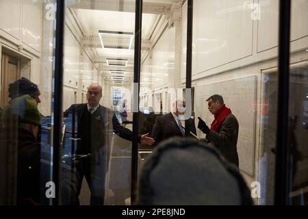 New York, New York, USA. 15. März 2023. Sebastian Doggart.dem Exekutivdirektor der Families Civil Liberties Union wird der Zugang zur NY Commission on Judicial Conduct zur Zustellung des unterzeichneten Beschwerdeschreibens verweigert. (Kreditbild: © Mark J. Sullivan/ZUMA Press Wire) NUR REDAKTIONELLE VERWENDUNG! Nicht für den kommerziellen GEBRAUCH! Kredit: ZUMA Press, Inc./Alamy Live News Stockfoto