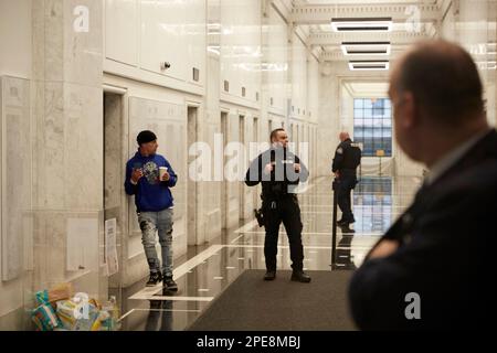 New York, New York, USA. 15. März 2023. Sebastian Doggart.dem Exekutivdirektor der Families Civil Liberties Union wird der Zugang zur NY Commission on Judicial Conduct zur Zustellung des unterzeichneten Beschwerdeschreibens verweigert. (Kreditbild: © Mark J. Sullivan/ZUMA Press Wire) NUR REDAKTIONELLE VERWENDUNG! Nicht für den kommerziellen GEBRAUCH! Kredit: ZUMA Press, Inc./Alamy Live News Stockfoto