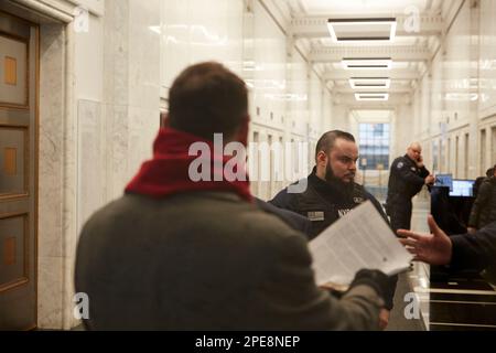 New York, New York, USA. 15. März 2023. Sebastian Doggart.dem Exekutivdirektor der Families Civil Liberties Union wird der Zugang zur NY Commission on Judicial Conduct zur Zustellung des unterzeichneten Beschwerdeschreibens verweigert. (Kreditbild: © Mark J. Sullivan/ZUMA Press Wire) NUR REDAKTIONELLE VERWENDUNG! Nicht für den kommerziellen GEBRAUCH! Kredit: ZUMA Press, Inc./Alamy Live News Stockfoto