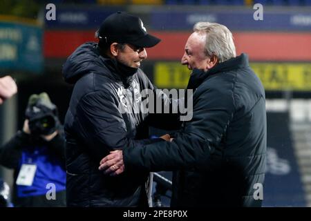 Huddersfield, Großbritannien. 15. März 2023. Dean Wagner Manager von Norwich City und Neil Warnock Head Coach/Manager von Huddersfield Town während des Sky Bet Championship-Spiels Huddersfield Town vs Norwich City im John Smith's Stadium, Huddersfield, Großbritannien, 15. März 2023 (Foto von Ben Early/News Images) Kredit: News Images LTD/Alamy Live News Stockfoto