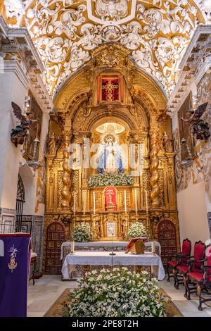 Sevilla, Spanien - 11. März 2023: Virgen de las Nieves in der Kirche Santa Maria la Blanca, Hauptquartier der Bruderschaft des Rosenkranzes von uns Stockfoto