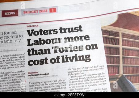 Britische "Wähler vertrauen Labour UK mehr als Tories in Bezug auf die Lebenshaltungskosten" i Zeitung Schlagzeile politischer Nachrichtenartikel Politik am 15. März 2023 London UK Stockfoto