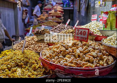 Mandeln, Rosinen und getrocknete Datteln werden auf dem Gewürzmarkt Khari Baoli in Alt-Delhi verkauft Stockfoto