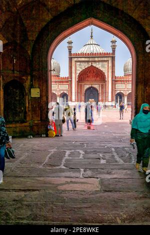 Blick auf die Jama-Masjid-Moschee durch das vordere Tor Stockfoto