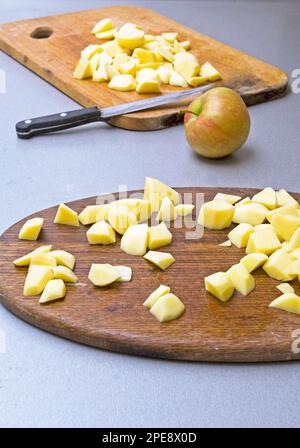 Schneiden Sie die Kartoffeln in Stücke Stockfoto