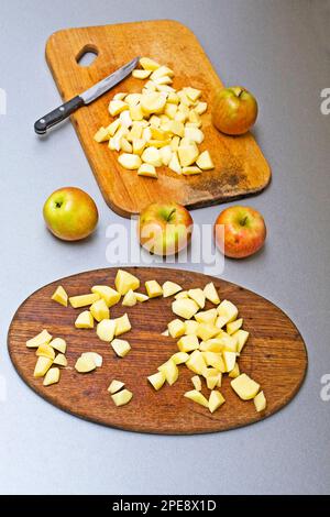 Schneiden Sie die Kartoffeln in Stücke Stockfoto