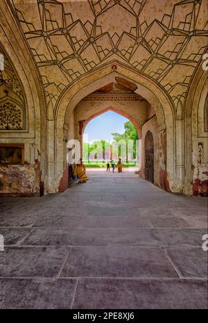 Das Innere des zeremoniellen Trommelhauses Naqqar Khana im Roten Fort von Delhi zeigt das achtseitige geometrische Muster in der Decke Stockfoto