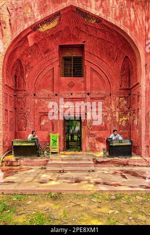 Zwei Souvenirverkäufer am Ausgang des Chhatta chowk Markts in der Nähe des Lahori Tores des Roten Forts Stockfoto