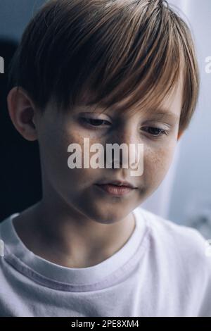 Porträt rothaariger Sommersprossen-Junge, Nahaufnahme. Ausdrucksstarke Gesichtsgefühle. Selektiver Fokus . Hochwertiges Foto Stockfoto