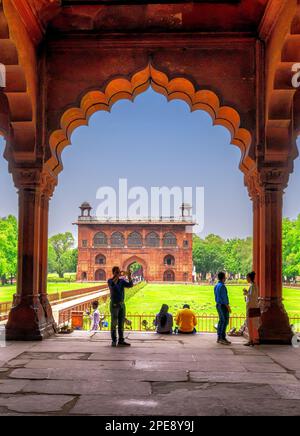 Das Innere des Roten Fort in Delhi mit Blick auf den Naubat Khana und angrenzende Gärten von Diwan-i-Aam Stockfoto
