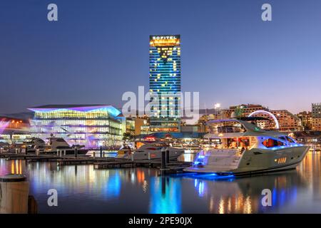 Sonnenuntergang in Darling Harbour, Barangaroo-Viertel von Sydney, Australien, mit dem International Convention Centre und dem Sofitel Hotel, fertiggestellt im Jahr 2016. Stockfoto