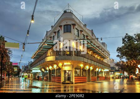 Nachtszene entlang des Corso - Fußgängerzone, die Manly Warft mit dem Strandbereich am Meer in Manly verbindet, einem Vorort von Sydney, Australien, fea Stockfoto