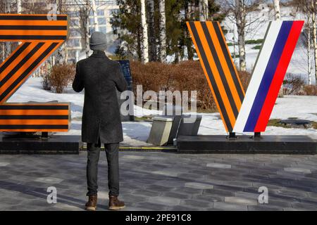 Moskau, Russland. 15. März 2023. Ein Mann fotografiert die Installationen der „V“- und „Z“-Symbole im Zaryadye Park. Die lateinischen Schriftzeichen ''Z'' und ''V'' wurden erstmals auf russischen Militärfahrzeugen, die in der Ukraine kämpfen, gemalt. Später wurde es zu einem Symbol der Unterstützung für die russischen Truppen im Land. (Kreditbild: © Vlad Karkov/SOPA Images via ZUMA Press Wire) NUR REDAKTIONELLE VERWENDUNG! Nicht für den kommerziellen GEBRAUCH! Stockfoto