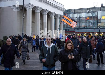 Moskau, Russland. 15. März 2023. Ein Unterstützer von RussiaÃ-Präsident Wladimir Putin schwenkt eine Flagge auf dem Komsomolskaja-Platz. Auf der Flagge ist ein Porträt von Putin. Der Text auf der Flagge lautet: "Für das Vaterland! Für Souveränität! Für Putin! (Kreditbild: © Vlad Karkov/SOPA Images via ZUMA Press Wire) NUR REDAKTIONELLE VERWENDUNG! Nicht für den kommerziellen GEBRAUCH! Stockfoto