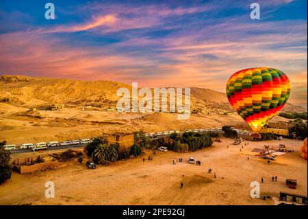 Die Heißluftballons heben in den frühen Morgenstunden vom Heißluftballon am Westufer in Luxor ab Stockfoto