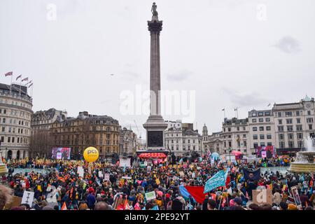 London, Großbritannien. 15. März 2023 Demonstranten am Trafalgar Square. Tausende von Lehrern, Mitgliedern anderer Gewerkschaften und Unterstützern marschierten am Budget Day zum Trafalgar Square und verlangten eine faire Bezahlung, während verschiedene Gewerkschaften in mehreren Branchen Streiks im gesamten Vereinigten Königreich veranstalteten. Kredit: Vuk Valcic/Alamy Live News Stockfoto