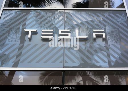 Honolulu, Hawaii - 19. Juni 2020: Außenansicht des Tesla Motors Ausstellungsraums im gehobenen Viertel Waikiki. Stockfoto