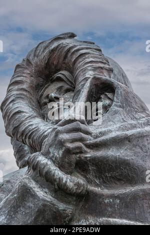 Fairbanks, Alaska, USA - 27. Juli 2011: Unbekannte Statue der First Family. Nahaufnahme des Kopfes der Mutter und des Babys, das sie unter blauer Wolkenlandschaft hielt Stockfoto