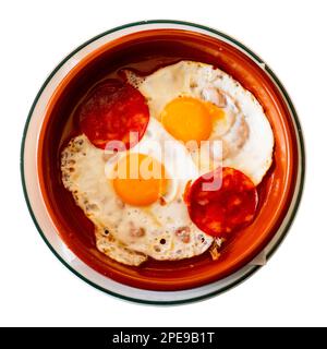 Spanische Küche, Spiegeleier mit Chorizo-Würstchen und Tomatenpaste auf Teller Stockfoto
