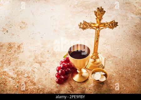 Osterkommunion Stillleben mit Kelch aus Wein und Brot Stockfoto