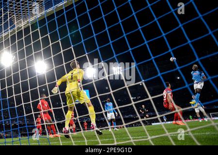 Neapel, Italien. 15. März 2023. Victor Osimhen von SSC Napoli vorbei an Kevin Trapp von Eintracht Frankfurt und erzielt das Tor von 1-0 während des Champions League-Fußballspiels zwischen SSC Napoli und Eintracht Frankfurt im Diego Armando Maradona Stadion in Neapel (Italien) am 15. März 2023. Foto Andrea Staccioli/Insidefoto Credit: Insidefoto di andrea staccioli/Alamy Live News Stockfoto